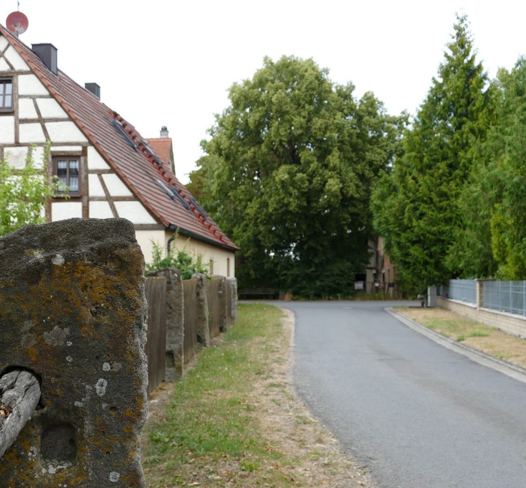 Wohnhaus mit Anfahrtsweg in Kappersberg