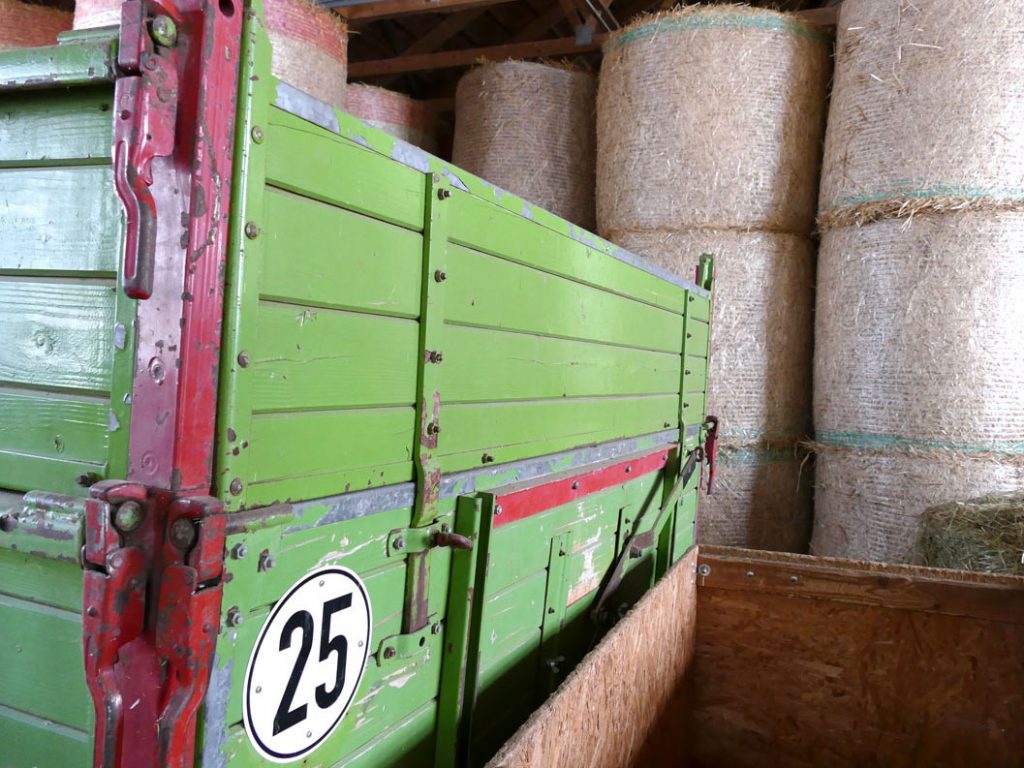 Scheune mit Heu und Traktor