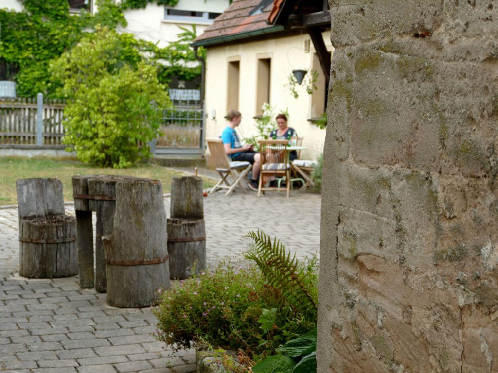 Sitzgruppen am Hauseingang